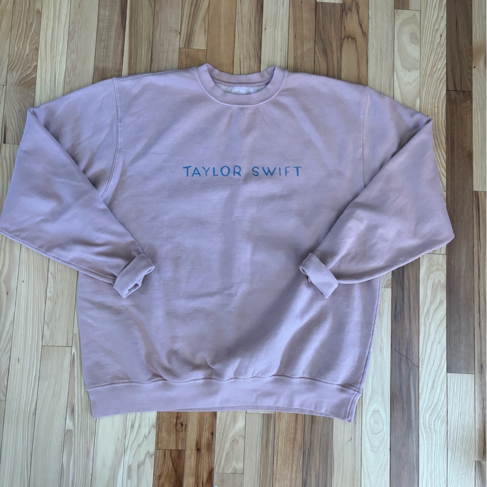 1989 Taylor’s version pink crewneck. Size 2xl.